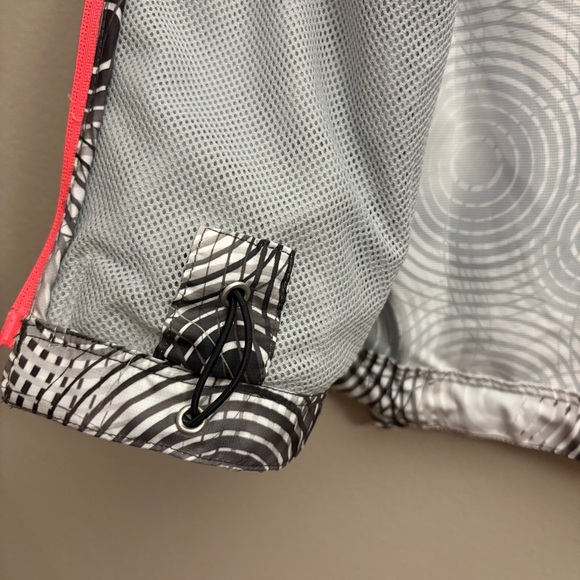 Saucony Black & White Swirl Running Jacket with Vibrant Coral Accents - Picture 11 of 16